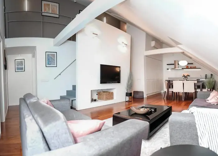 #Stayhere - Spacious Luxury Town Hall 3Bdr Apartment