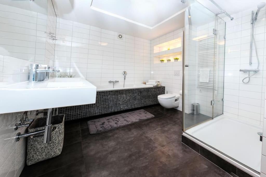 #stayhere - Spacious Luxury Town Hall 3bdr * VNO