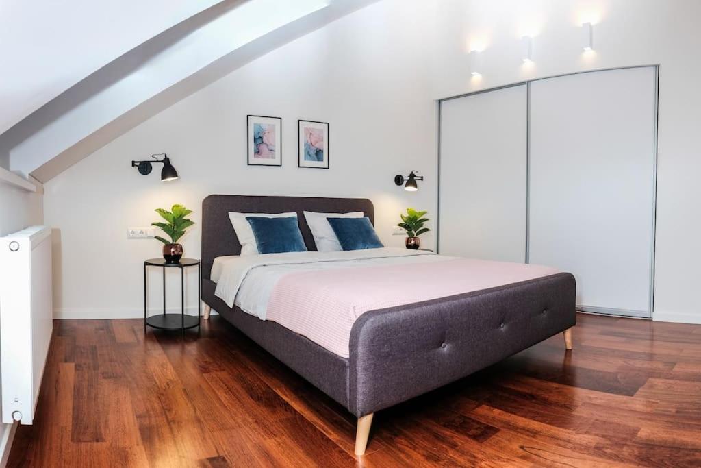 #stayhere - Spacious Luxury Town Hall 3bdr *