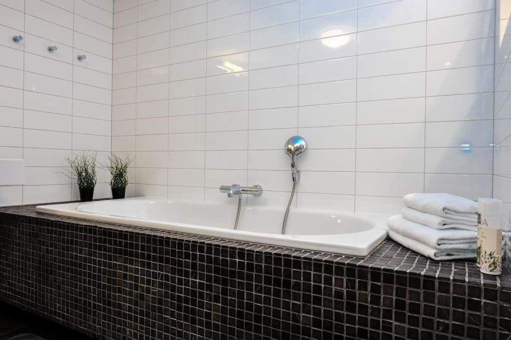 #stayhere - Spacious Luxury Town Hall 3bdr * VNO